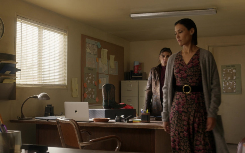 Apple MacBook Laptop of Jamie-Lynn Sigler as Tonya in Big Sky S02E16 Keys to the Kingdom (2022)
