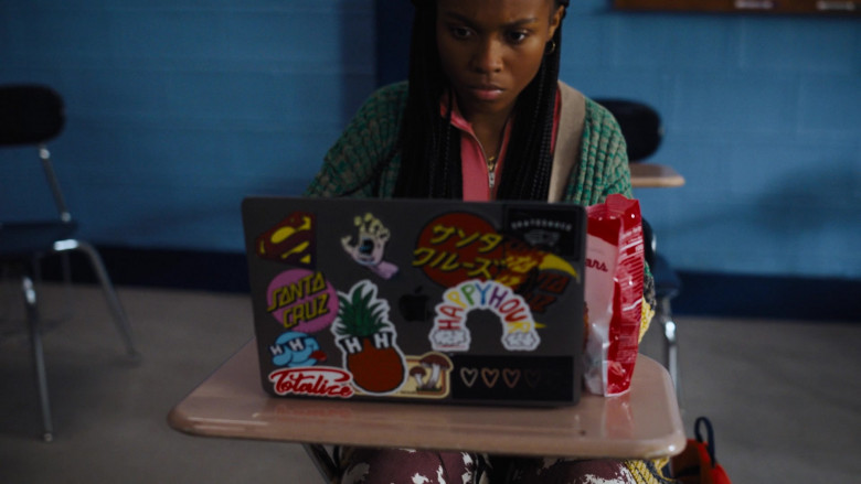Apple MacBook Laptop of Kaci Walfall as Naomi McDuffie in Naomi S01E12 Ready or Not (1)