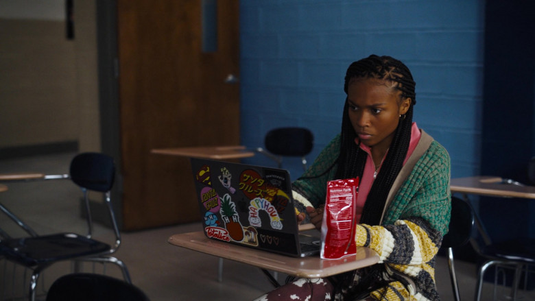 Apple MacBook Laptop of Kaci Walfall as Naomi McDuffie in Naomi S01E12 Ready or Not (2)