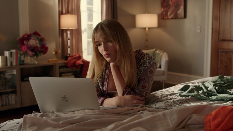 Apple MacBook Laptop of Maddison Brown as Kirby Anders in Dynasty S05E13 Do You Always Talk to Turtles (2022)