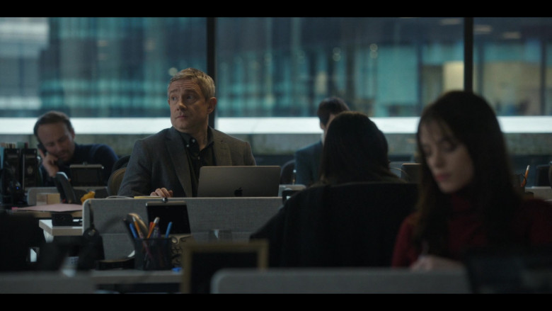 Apple MacBook Laptop of Martin Freeman as Paul in Breeders S03E02 No Worries (2022)