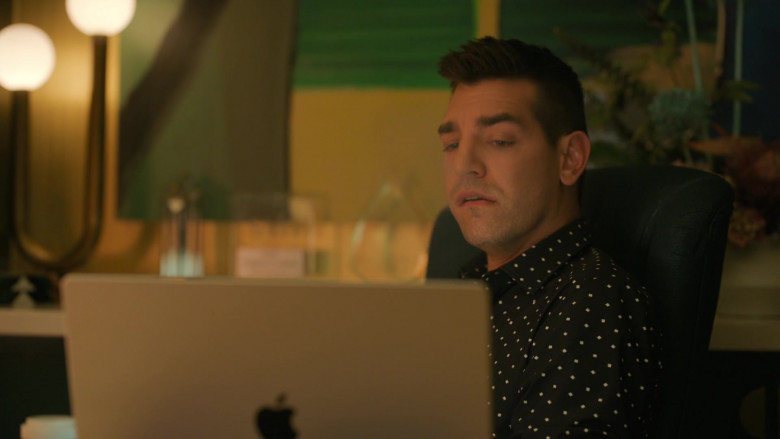 Apple MacBook Laptop of Matt Rogers as Darcy Leeds in I Love That for You S01E04 Impeccable She Casuals (2)