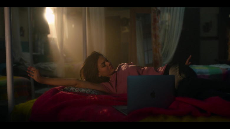Apple MacBook Laptop of Victoria Justice in A Perfect Pairing 2022 Movie (4)