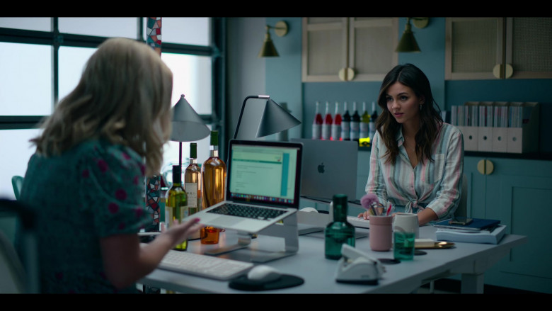 Apple MacBook Laptop of Victoria Justice in A Perfect Pairing 2022 Movie (5)