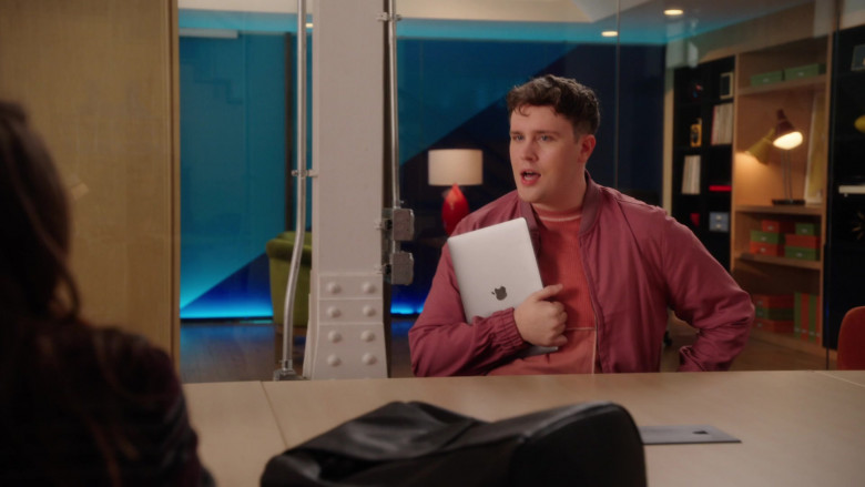 Apple MacBook Laptops in Girls5eva S02E05 Leave a Message If You Love Me (2)