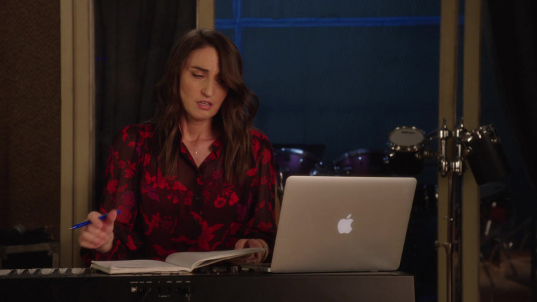 Apple MacBook Laptops in Girls5eva S02E05 Leave a Message If You Love Me (5)