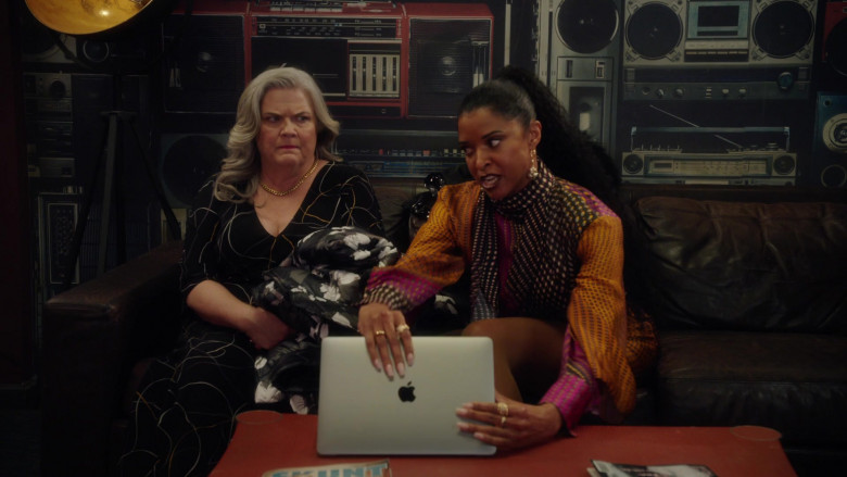 Apple MacBook Laptops in Girls5eva S02E05 Leave a Message If You Love Me (6)