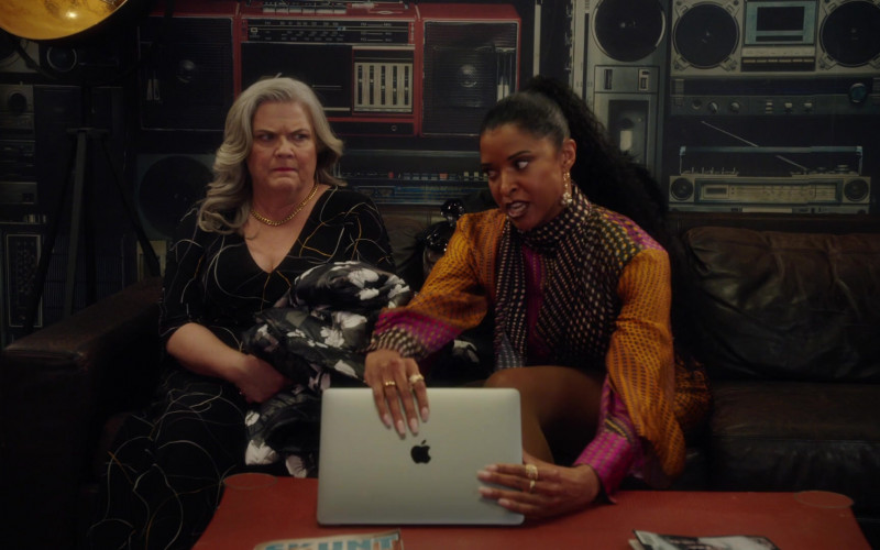 Apple MacBook Laptops in Girls5eva S02E05 Leave a Message If You Love Me (6)