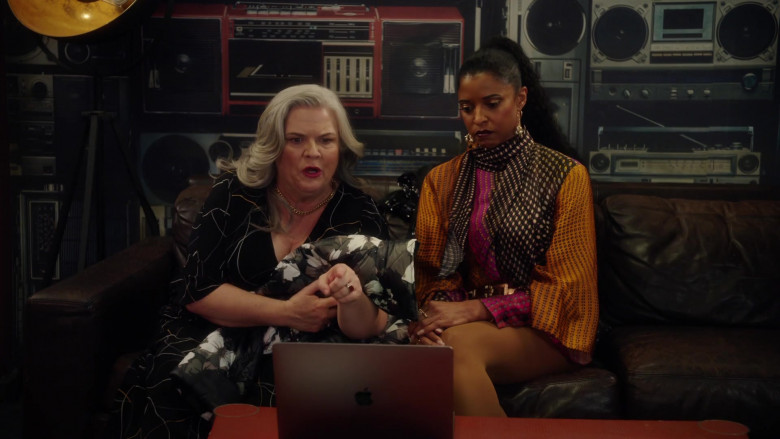 Apple MacBook Laptops in Girls5eva S02E05 Leave a Message If You Love Me (7)