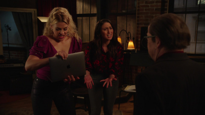 Apple MacBook Laptops in Girls5eva S02E05 Leave a Message If You Love Me (8)