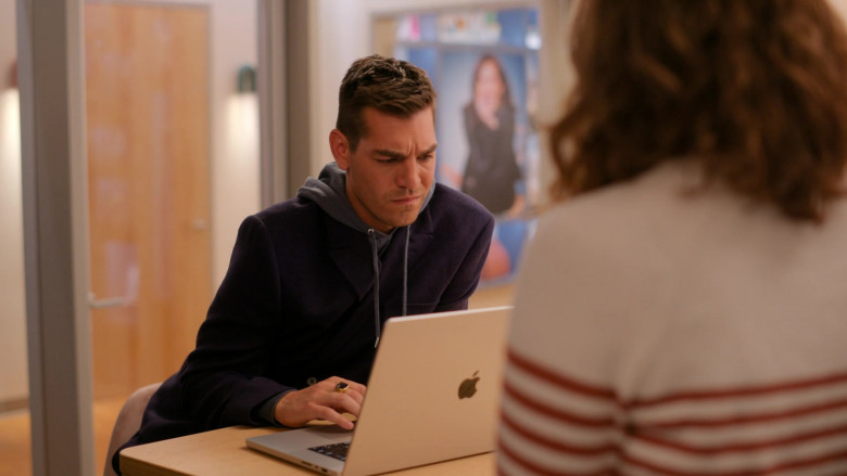 Apple MacBook Laptops in I Love That for You S01E03 #JoannaStrong (1)