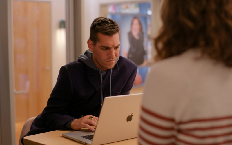 Apple MacBook Laptops in I Love That for You S01E03 #JoannaStrong (1)