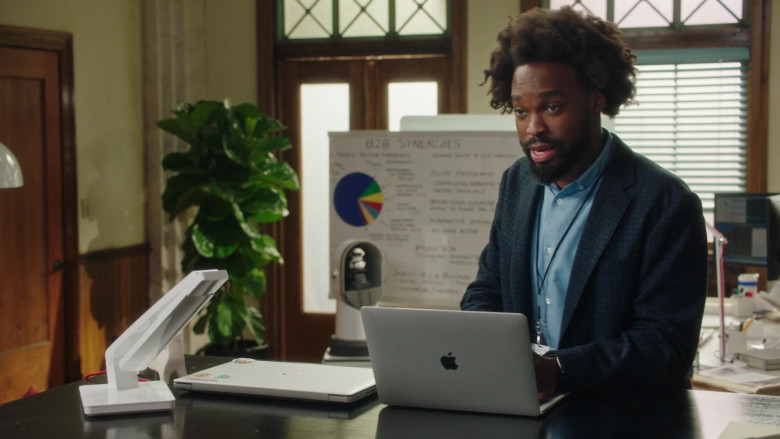 Apple MacBook Laptops in Mr. Mayor S02E09 The Recall (3)