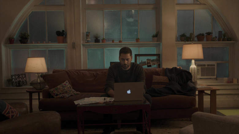 Apple MacBook Laptops in New Amsterdam S04E18 No Ifs, Ands or Buts (2)