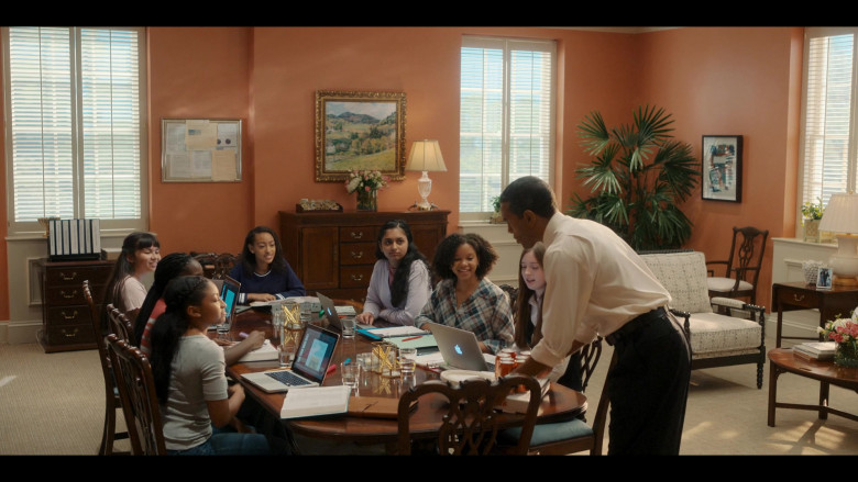 Apple MacBook Laptops in The First Lady S01E06 Shout Out (2)