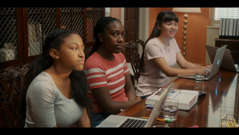 Apple MacBook Laptops in The First Lady S01E06 Shout Out (3)