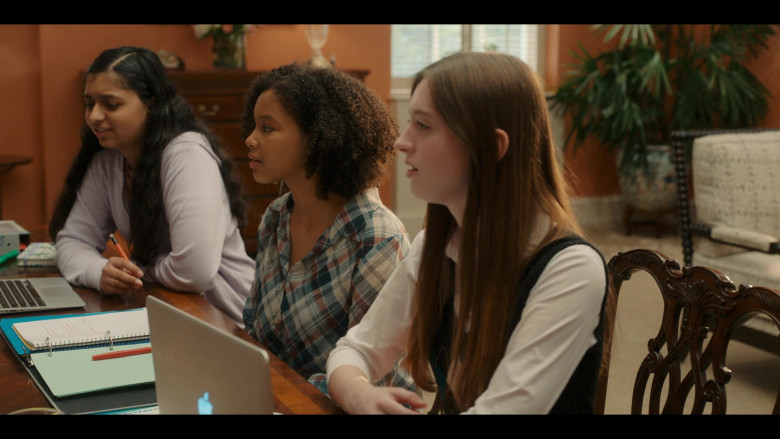 Apple MacBook Laptops in The First Lady S01E06 Shout Out (4)