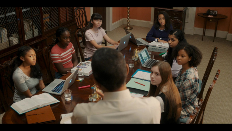 Apple MacBook Laptops in The First Lady S01E06 Shout Out (5)