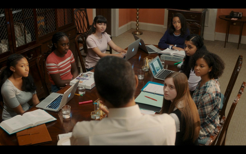 Apple MacBook Laptops in The First Lady S01E06 Shout Out (5)