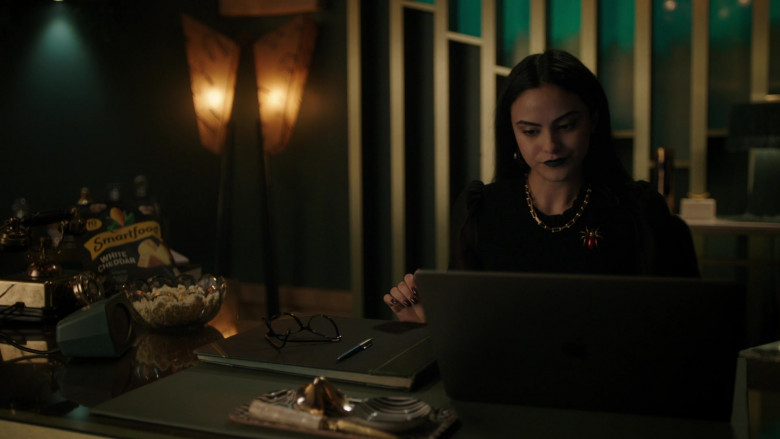 Apple MacBook Pro Laptop Used by Camila Mendes as Veronica Lodge and Smartfood Popcorn in Riverdale S06E14 (1)