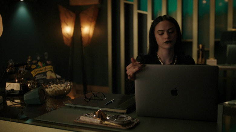 Apple MacBook Pro Laptop Used by Camila Mendes as Veronica Lodge and Smartfood Popcorn in Riverdale S06E14 (2)