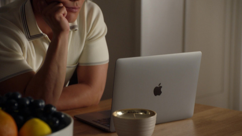 Apple MacBook Pro Laptop in 9-1-1 S05E18 Starting Over (1)