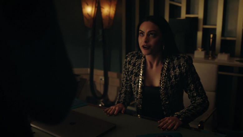 Apple MacBook Pro Laptop in Riverdale S06E15 Chapter One Hundred and Ten Things That Go Bump in the Night (2022)