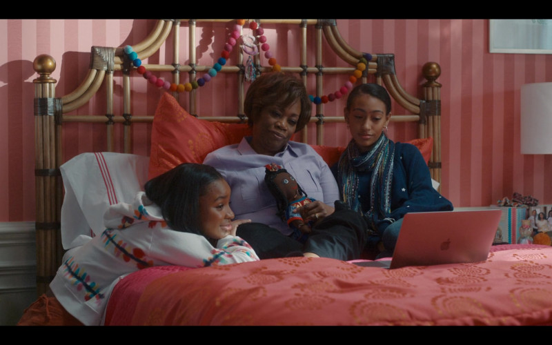 Apple MacBook Pro Laptop in The First Lady S01E07 Nadir (2022)