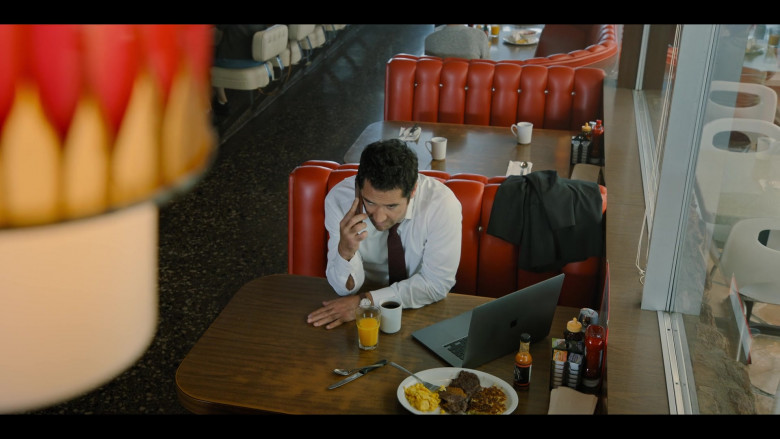 Apple MacBook Pro Laptop of Manuel Garcia-Rulfo as Mickey Haller in The Lincoln Lawyer S01E08 The Magic Bullet Redux (1)
