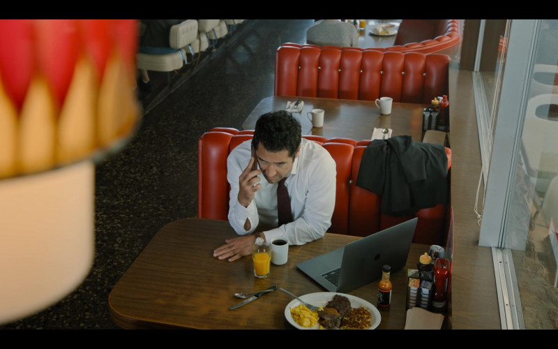 Apple MacBook Pro Laptop of Manuel Garcia-Rulfo as Mickey Haller in The Lincoln Lawyer S01E08 The Magic Bullet Redux (1)
