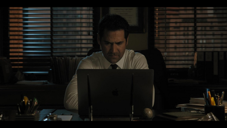Apple MacBook Pro Laptop of Manuel Garcia-Rulfo as Mickey Haller in The Lincoln Lawyer S01E08 The Magic Bullet Redux (2)
