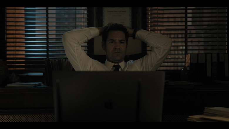 Apple MacBook Pro Laptop of Manuel Garcia-Rulfo as Mickey Haller in The Lincoln Lawyer S01E08 The Magic Bullet Redux (3)