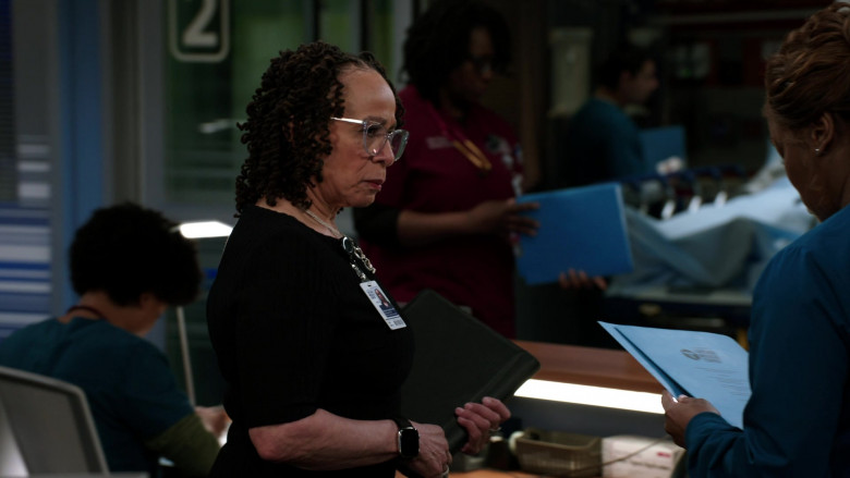 Apple Watches in Chicago Med S07E21 Lying Doesn't Protect You from the Truth (2)