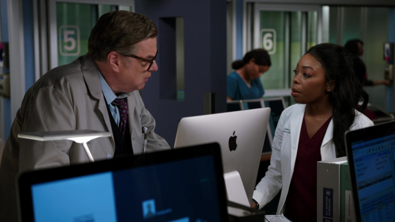 Apple iMac Computers in Chicago Med S07E21 Lying Doesn't Protect You from the Truth (3)