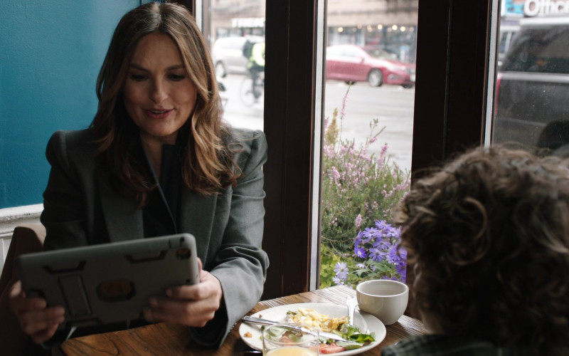 Apple iPad Tablet Held by Mariska Hargitay as Olivia Benson in Law & Order Special Victims Unit S23E20 Did You Believe in Miracles (2022)