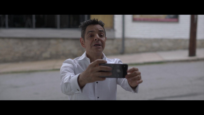 Apple iPhone Smartphone Used by Eugenio Derbez as Antonio in The Valet (1)