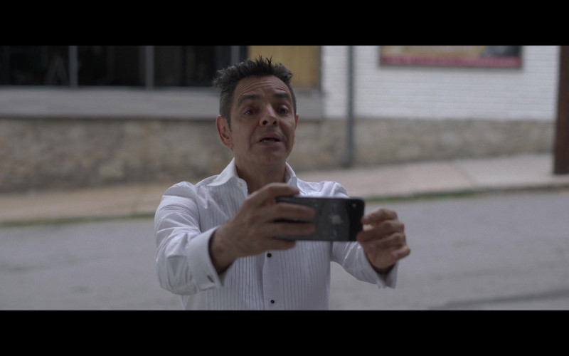 Apple iPhone Smartphone Used by Eugenio Derbez as Antonio in The Valet (1)