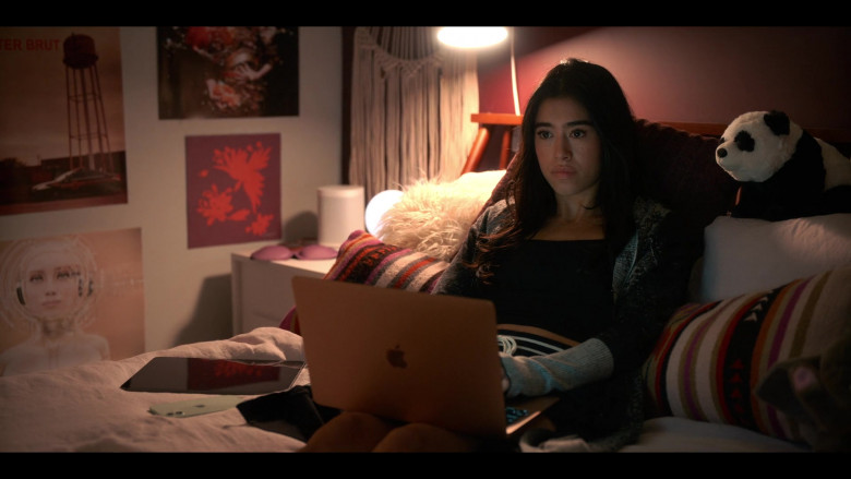 Apple iPhone Smartphone and MacBook Laptop Used by Jade Bender as Brie Loves in Senior Year (2)