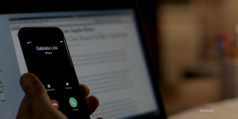 Apple iPhone Smartphone in Bosch Legacy S01E08 Bloodline (2022)