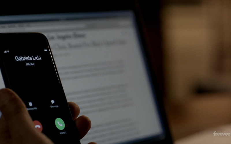 Apple iPhone Smartphone in Bosch Legacy S01E08 Bloodline (2022)