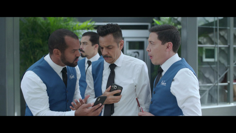 Apple iPhone Smartphone of Amaury Nolasco as Benny in The Valet (3)