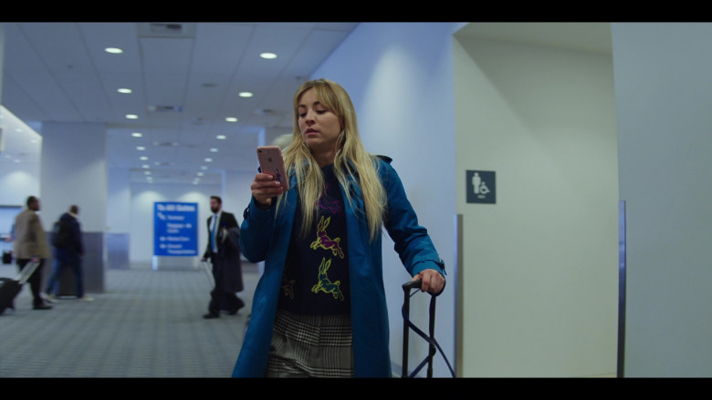 Apple iPhone Smartphone of Kaley Cuoco as Cassie Bowden in The Flight Attendant S02E06 Brothers & Sisters (2022)