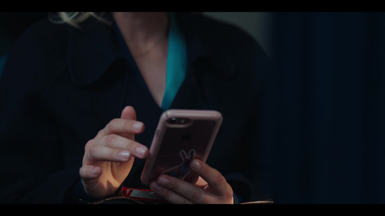 Apple iPhone Smartphone of Kaley Cuoco as Cassie Bowden in The Flight Attendant S02E08 Backwards and Forwards (2)