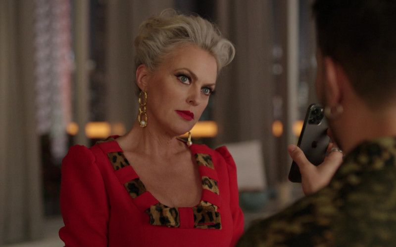 Apple iPhone Smartphones in Dynasty S05E09 A Friendly Kiss Between Friends (1)