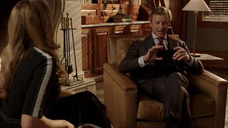 Apple iPhone Smartphones in Dynasty S05E10 Mind Your Own Business (3)