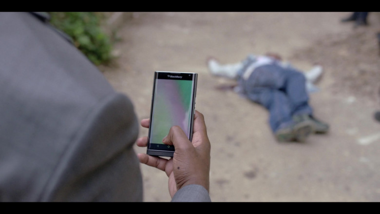 Blackberry Smartphone of Jamie Hector as Sean Suiter in We Own This City S01E02 Part Two (1)