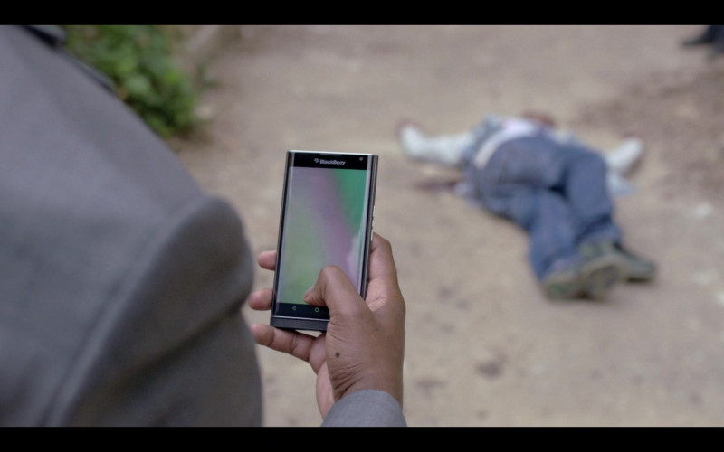 Blackberry Smartphone of Jamie Hector as Sean Suiter in We Own This City S01E02 "Part Two" (2022)