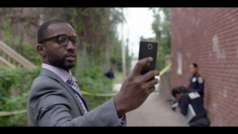Blackberry Smartphone of Jamie Hector as Sean Suiter in We Own This City S01E02 Part Two (2)