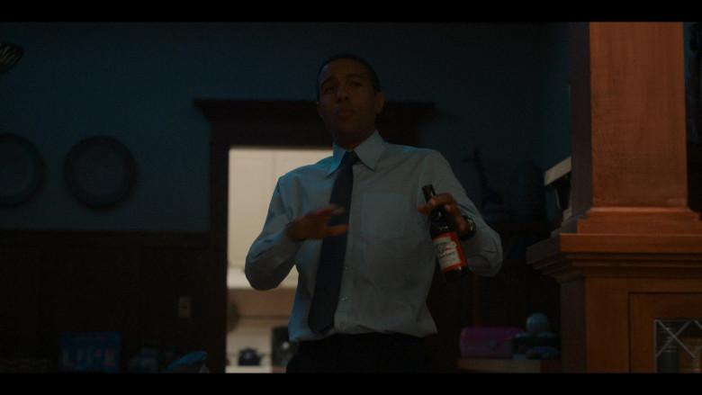 Budweiser Beer of O-T Fagbenle as Barack Obama in The First Lady S01E04 Cracked Pot (2022)