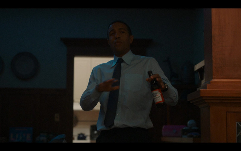 Budweiser Beer of O-T Fagbenle as Barack Obama in The First Lady S01E04 Cracked Pot (2022)